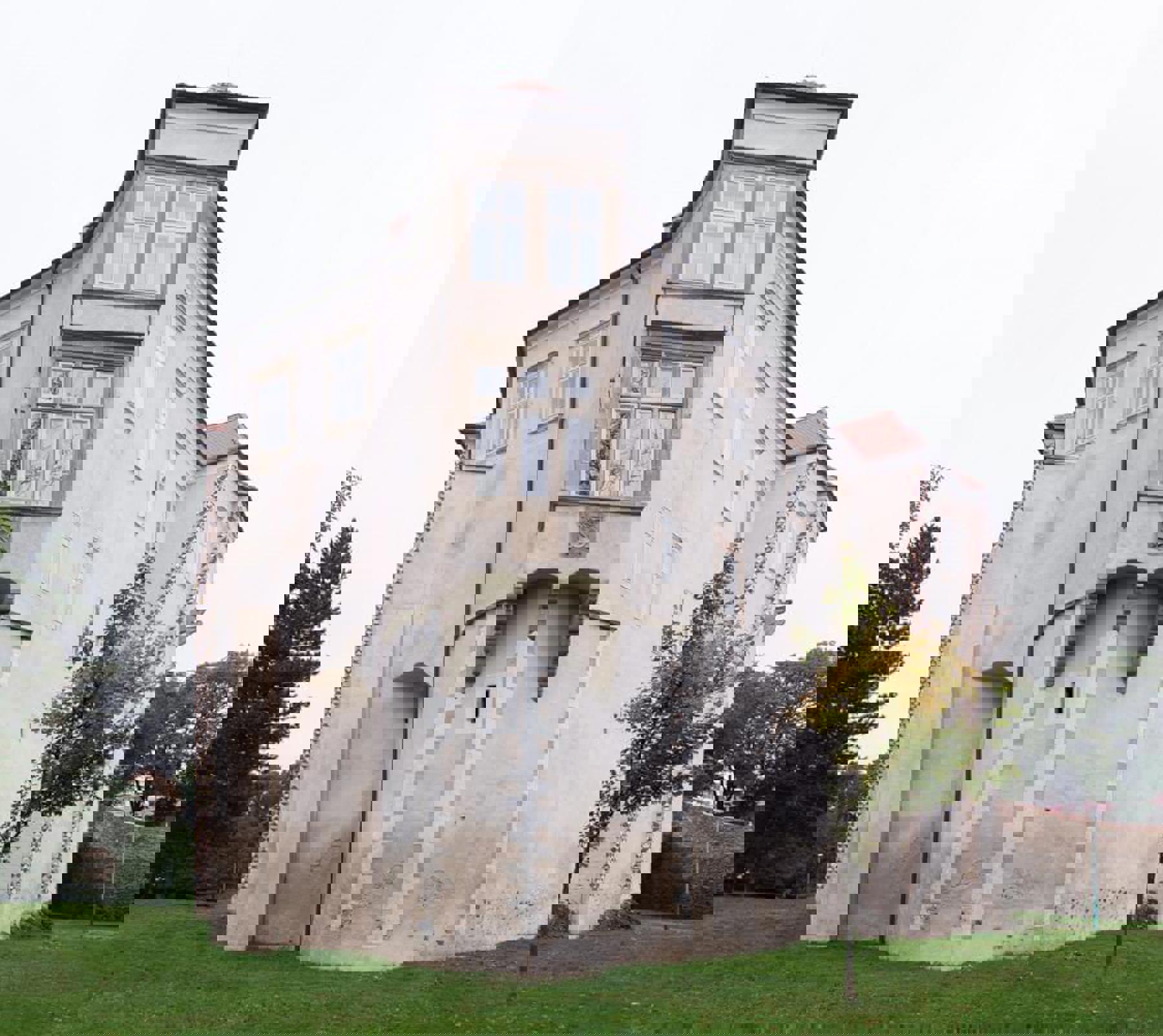 Obrázek /media/1wkno0kx/zamek_miroslav_01.jpg