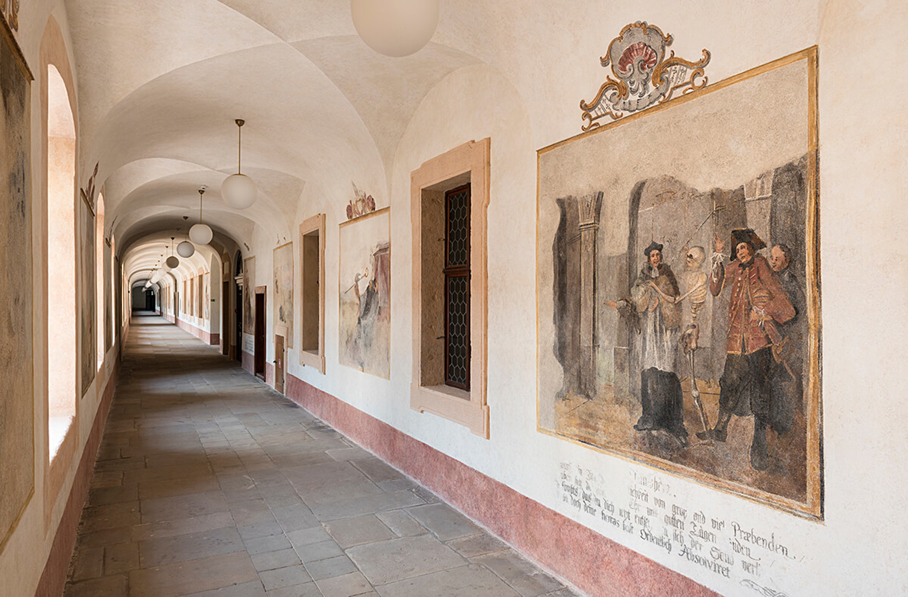 Image /media/2upf15u5/kuks-chodba-s-restaurovanymi-malbami.jpg