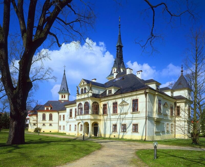 Obrázek /media/3cfjnmzw/luzany_-_zamek_800x651.jpg
