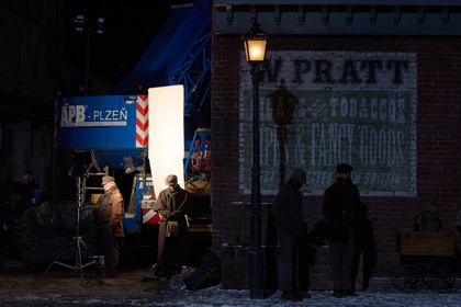 Image /media/4piohrwj/small_ageofinnocence_pr_251114_cb_00007_chris-baker_netflix-2025.jpg