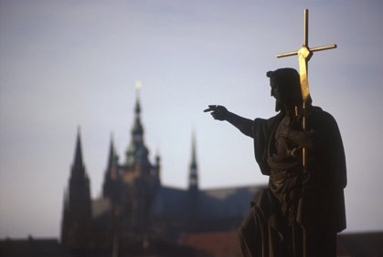 Obrázek /media/5iedchqt/praha_-_socha_na_karlove_moste_a_prazsky_hrad_800x538.jpg