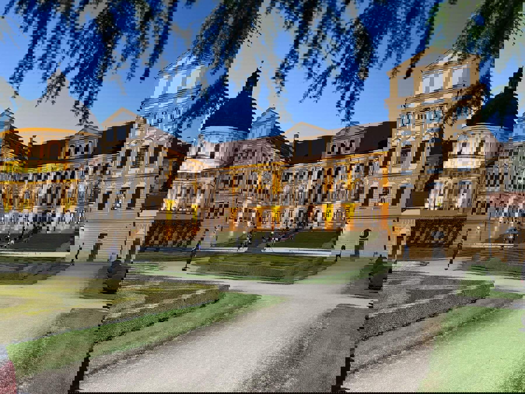 Obrázek /media/b5qdhbtn/the-remarried-empress-credit_hel-yah-via-fur_-aace-kim_3.jpg