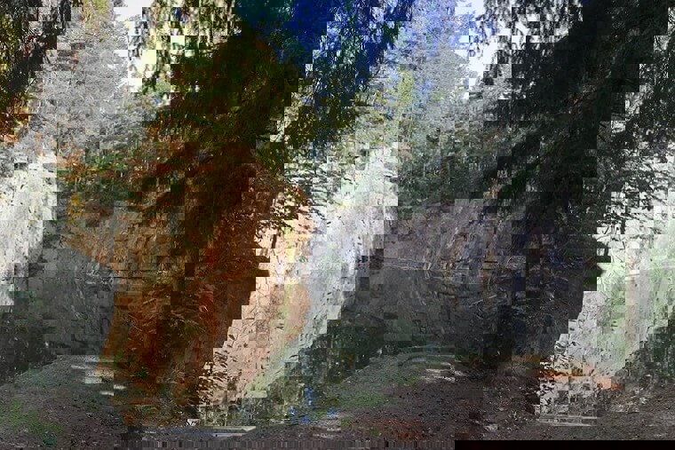 Image /media/bz0ac32c/lom_holy_vrch_1obec_lipnice_nad_sazavou.jpg