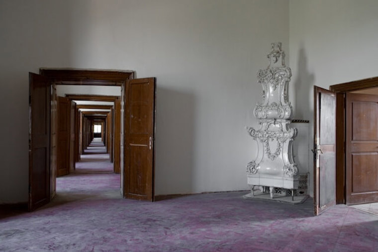 Image /media/c1zdbpsy/roudnice_interior_hallway_furnace_802v0962_72dpi_640x640_low_res.jpg