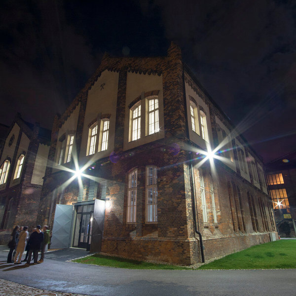 Obrázek /media/dfpdvzxt/stare_koupelny_-_brick_house_by_night_-_foto_roman_petris.jpg