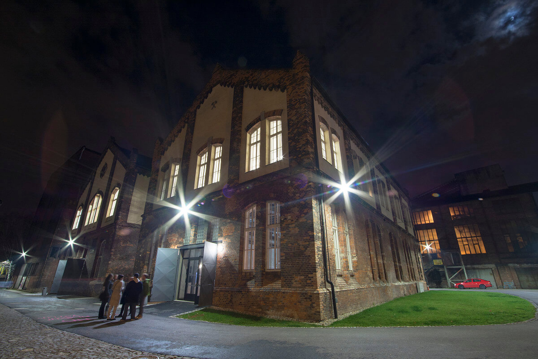 Obrázek /media/dfpdvzxt/stare_koupelny_-_brick_house_by_night_-_foto_roman_petris.jpg