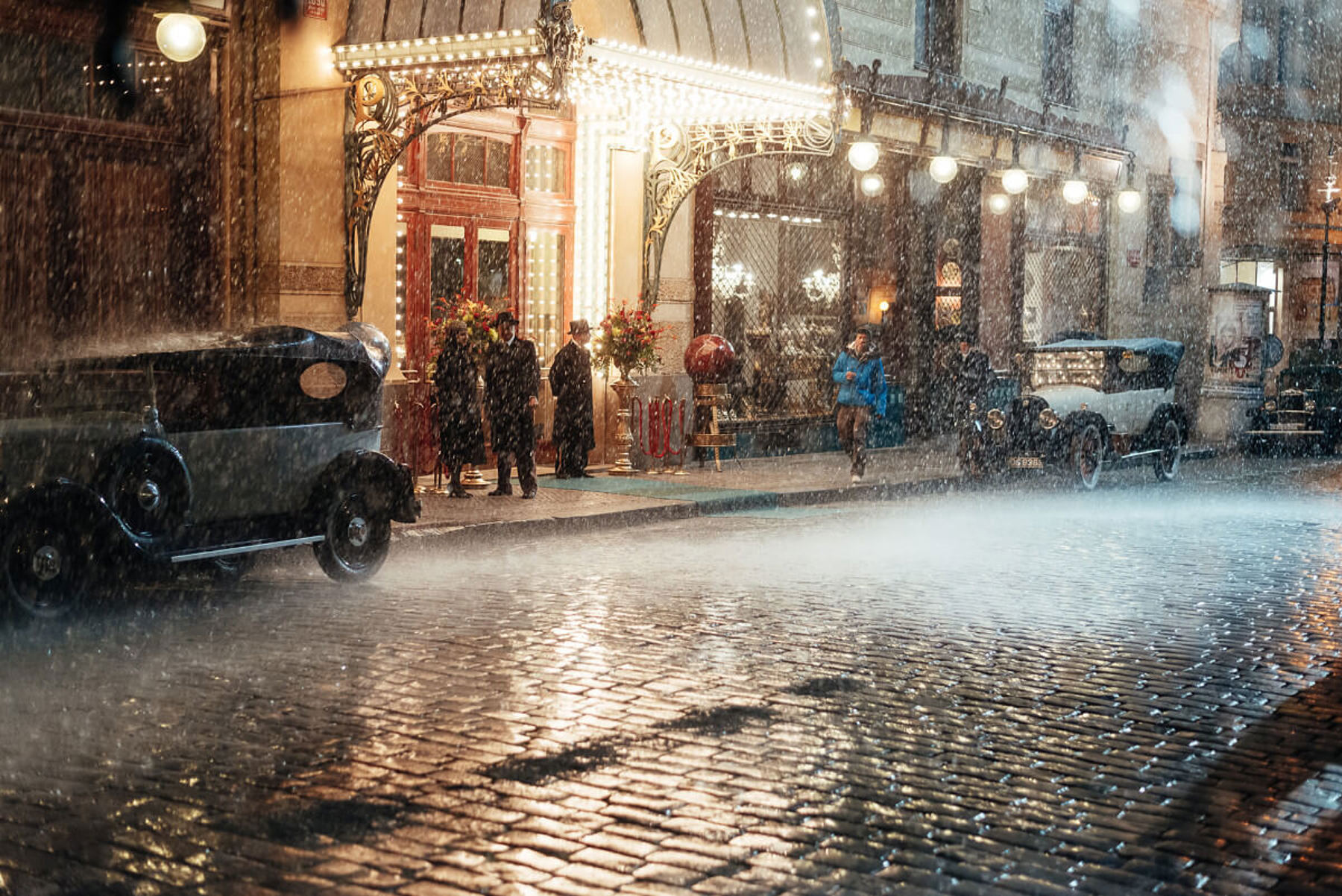 Obrázek /media/dthi4ov4/mordkommission_berlin_1_-_obecni_dum_v_praze_jako_vchod_do_slavneho_berlinskeho_wintergarten_variete_-__jan_hromadko.jpg