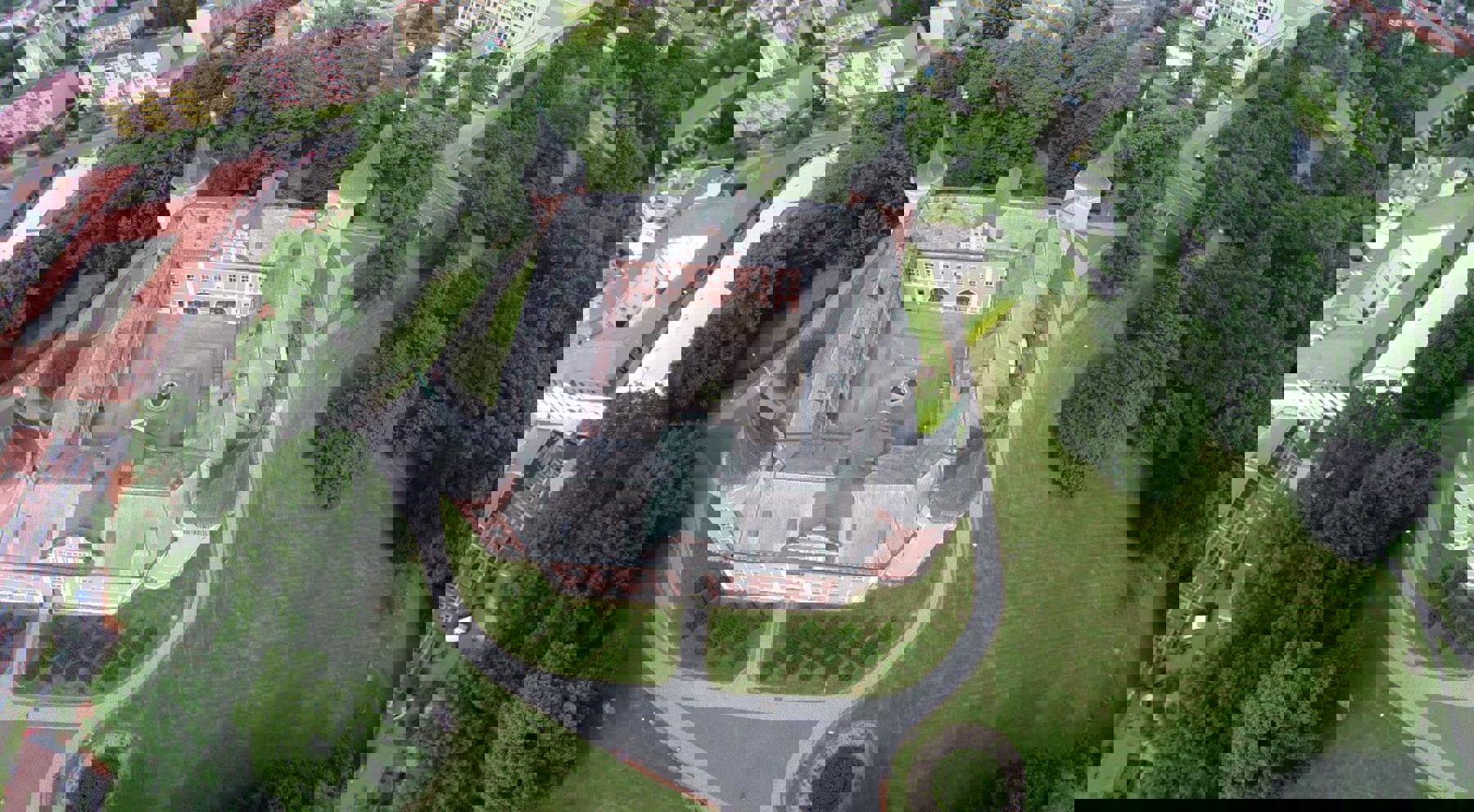 Obrázek /media/fndibcsn/zamek_sokolov_letecky_snimek.jpg