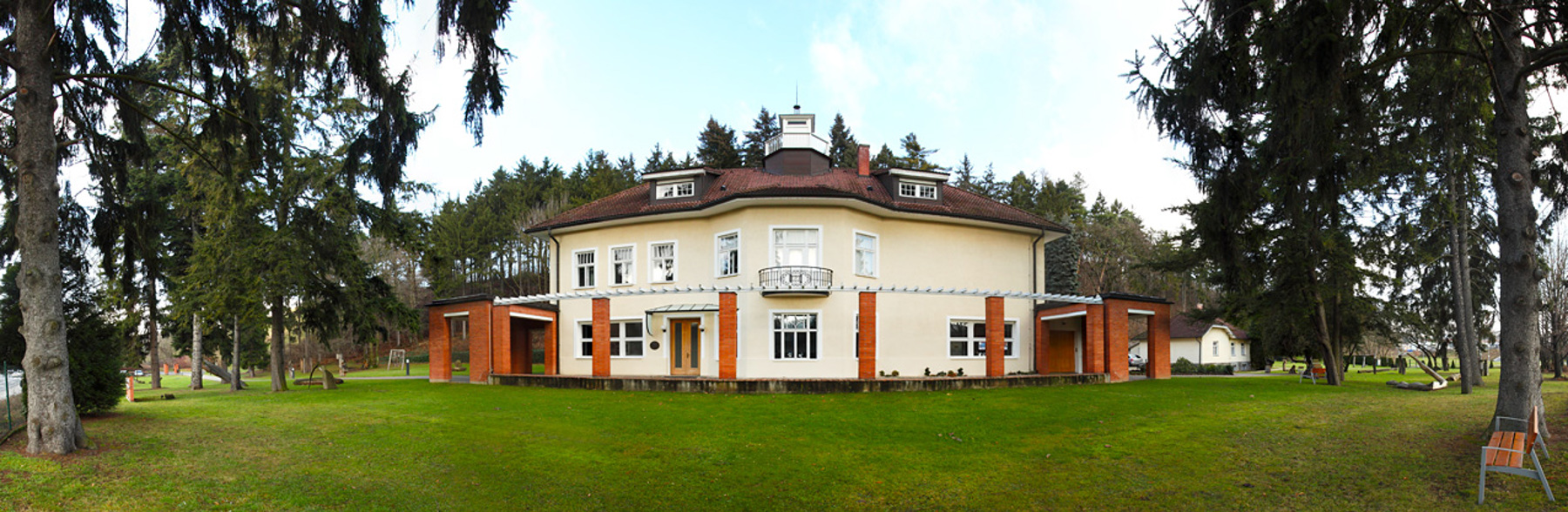 Image /media/ggopggnv/batova_vila_panorama.jpg