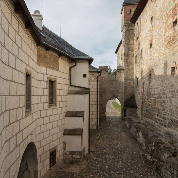 Image /media/gmylbdcg/hrad-kost-ulicka.jpg