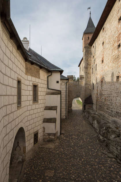 Image /media/gmylbdcg/hrad-kost-ulicka.jpg
