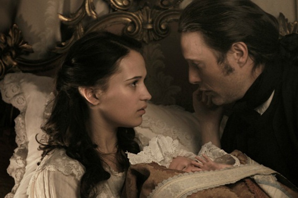 Ilustrační obrázek článku '"A Royal Affair" - TrustNordisk were in Cannes selling Zentropa's epic real life historical love story starring Mads Mikkelssen and Alicia Vikander'