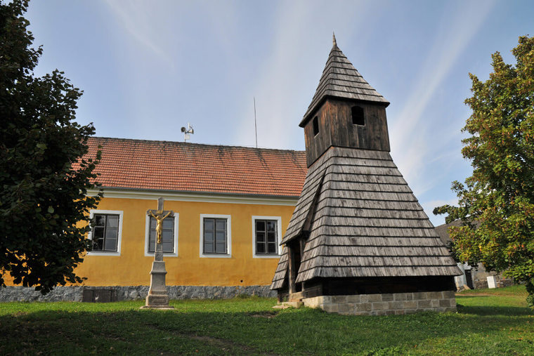Obrázek /media/hw4jxd3i/pohledska_naves_se_starou_skolou_a_zvonici.jpg