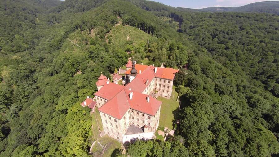 Ilustrační obrázek článku 'Jezeří Chateau'