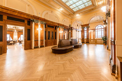 Obrázek /media/kehdrw1w/mestanska_beseda_foyer_u_velkeho_salu_foto_archiv_mestanska_beseda-1.jpg