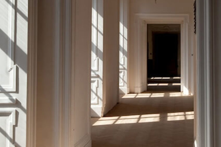 Image /media/knah2ubb/roudnice_interior_hallway_802v1135_72dpi_640x640_low_res.jpg