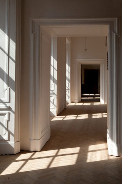 Image /media/knah2ubb/roudnice_interior_hallway_802v1135_72dpi_640x640_low_res.jpg