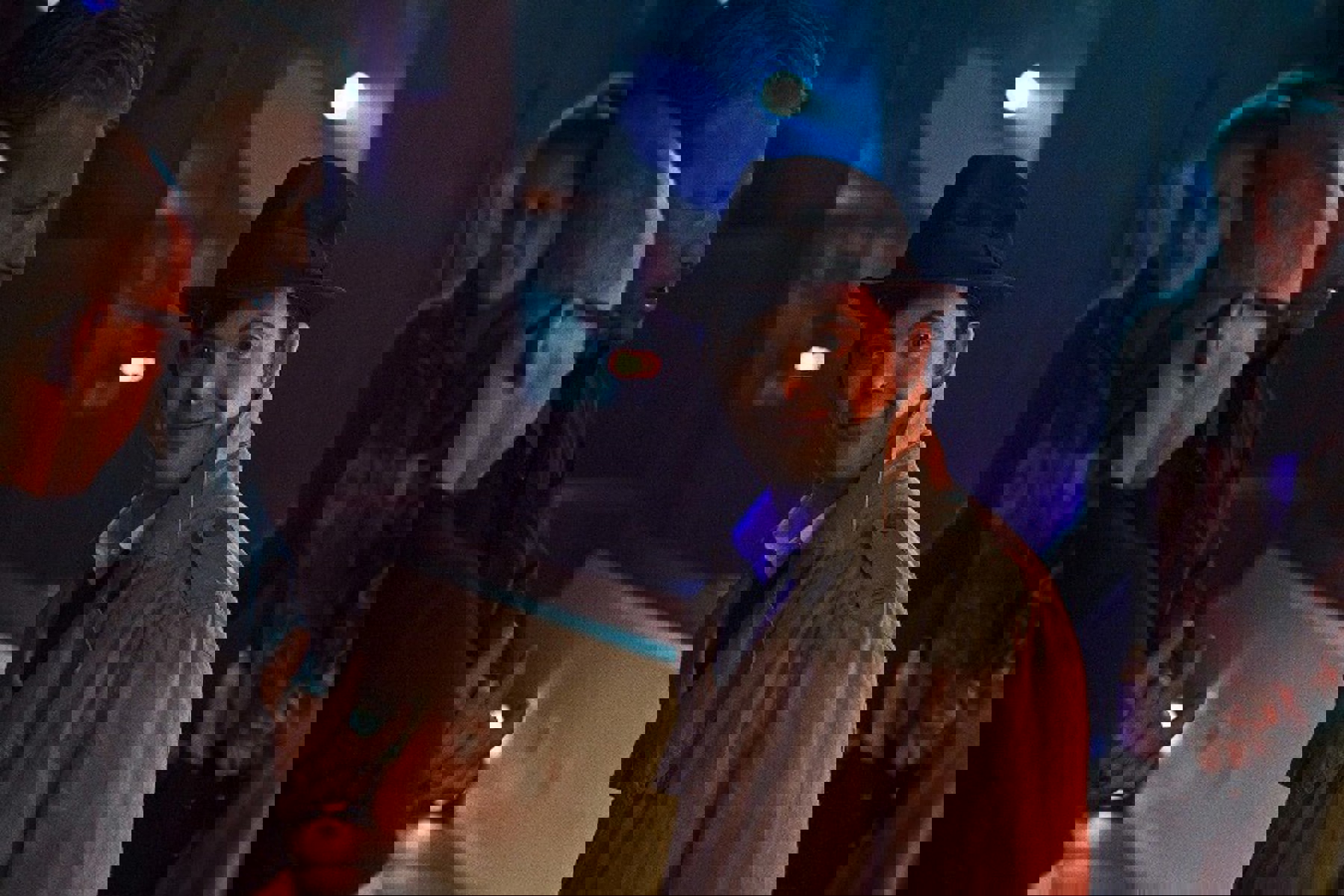 Obrázek /media/kpxna5i3/reziser_b_breien_a_hlavni_predstavitel_s_a_hofso_si_uzivaji_prvni_nataceci_den_v_praze2.jpg