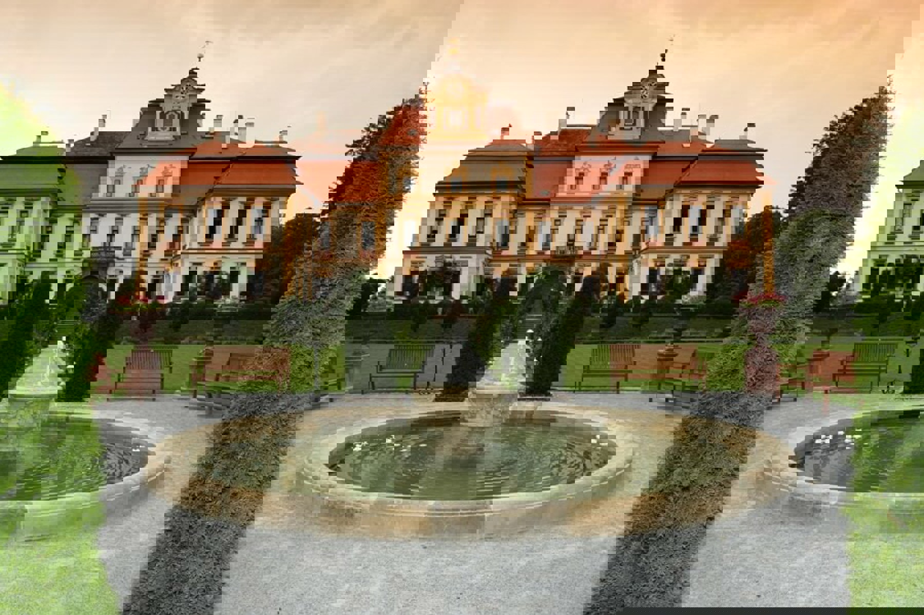 Image /media/kuyenndn/jemniste-rosarium-malá.jpg