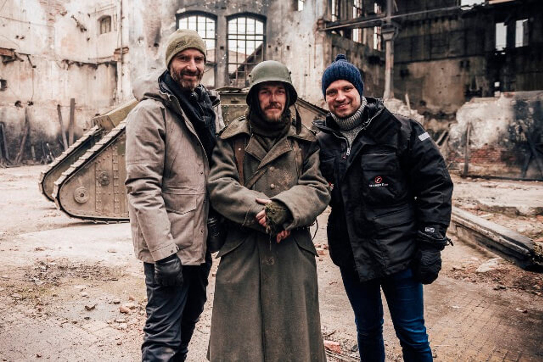 Obrázek /media/l4tchjxr/reziser_kasper_torsting_herec_sebastian_jessen_producent_ronnie_fridthjof.jpg