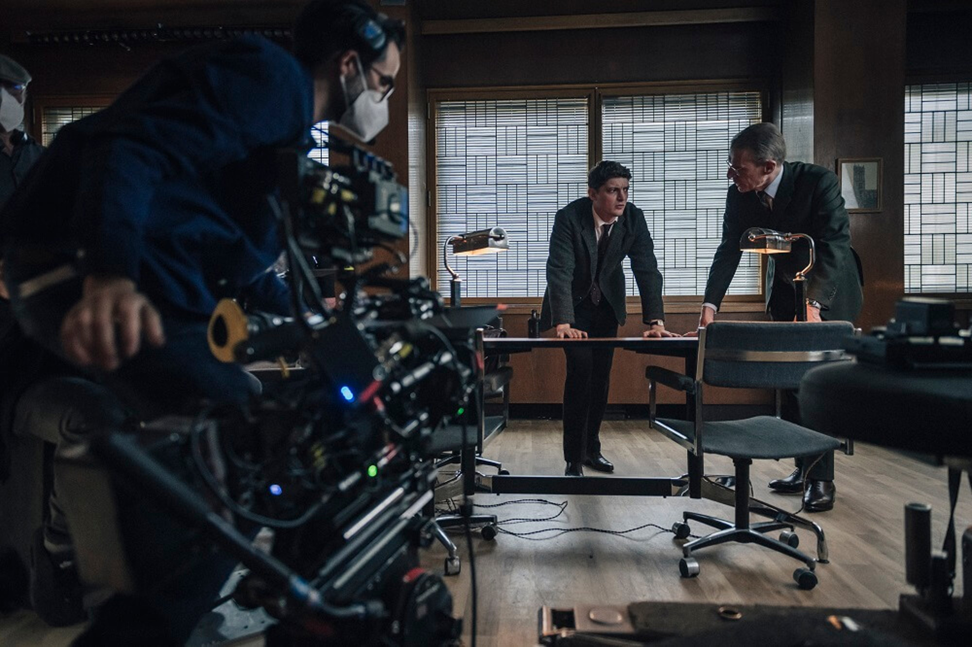 Obrázek totems_-_s01e03_-_lambert_wilson_contignet_-_niels_schneider_francis_-_photo__stanislav_honzik2_mala.jpg
