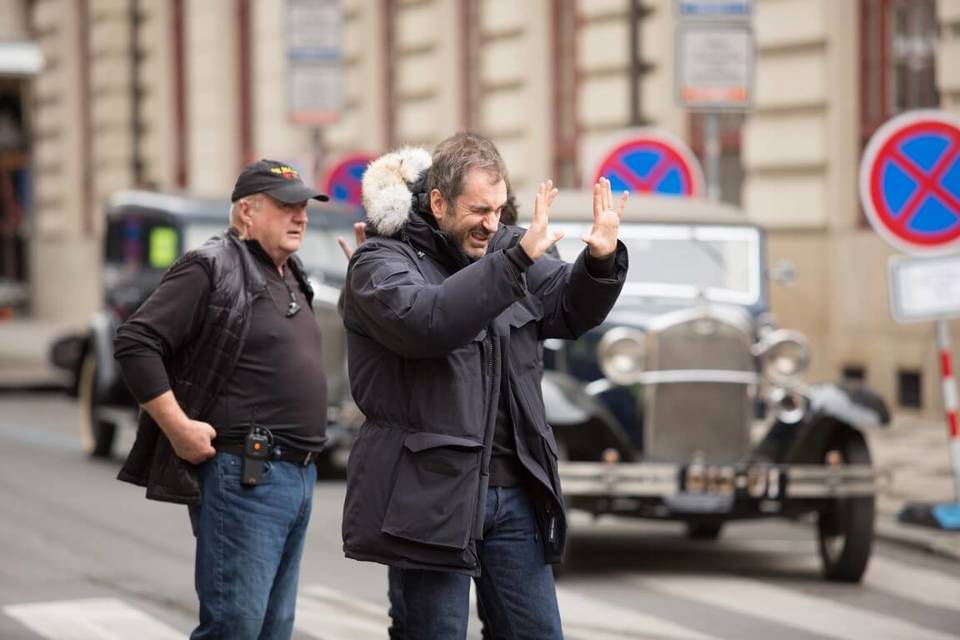 Ilustrační obrázek článku 'Czech Republic stands in for Paris in drama about a tone deaf opera singer'