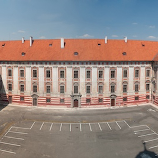 Obrázek /media/nwvlgfm1/roudnice_exterior_courtyard_pano_802v0867_72dpi_640x640_low_res.jpg