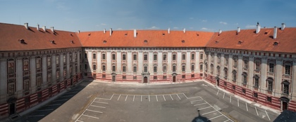 Image /media/nwvlgfm1/roudnice_exterior_courtyard_pano_802v0867_72dpi_640x640_low_res.jpg