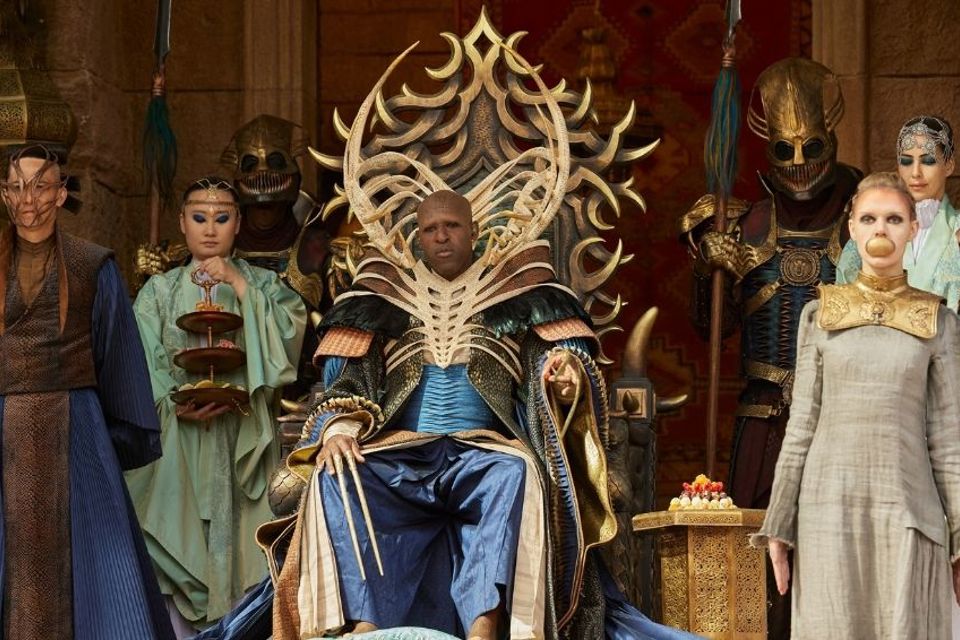 Ilustrační obrázek článku 'Step inside and enter a world of magic and wonder! Costume designer Sharon Gilham invites you to an exhibition of costumes from the Wheel of Time series, filmed in Czechia.'