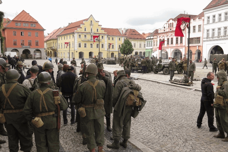 Image /media/q4xjhsl2/jojo_rabbit_jan_adler_czech_anglo_production_9.png