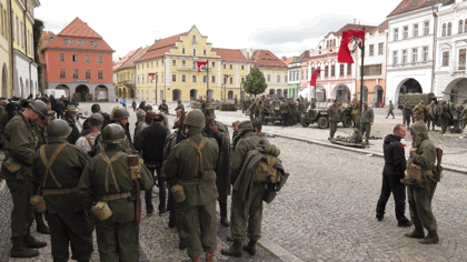 Image /media/q4xjhsl2/jojo_rabbit_jan_adler_czech_anglo_production_9.png