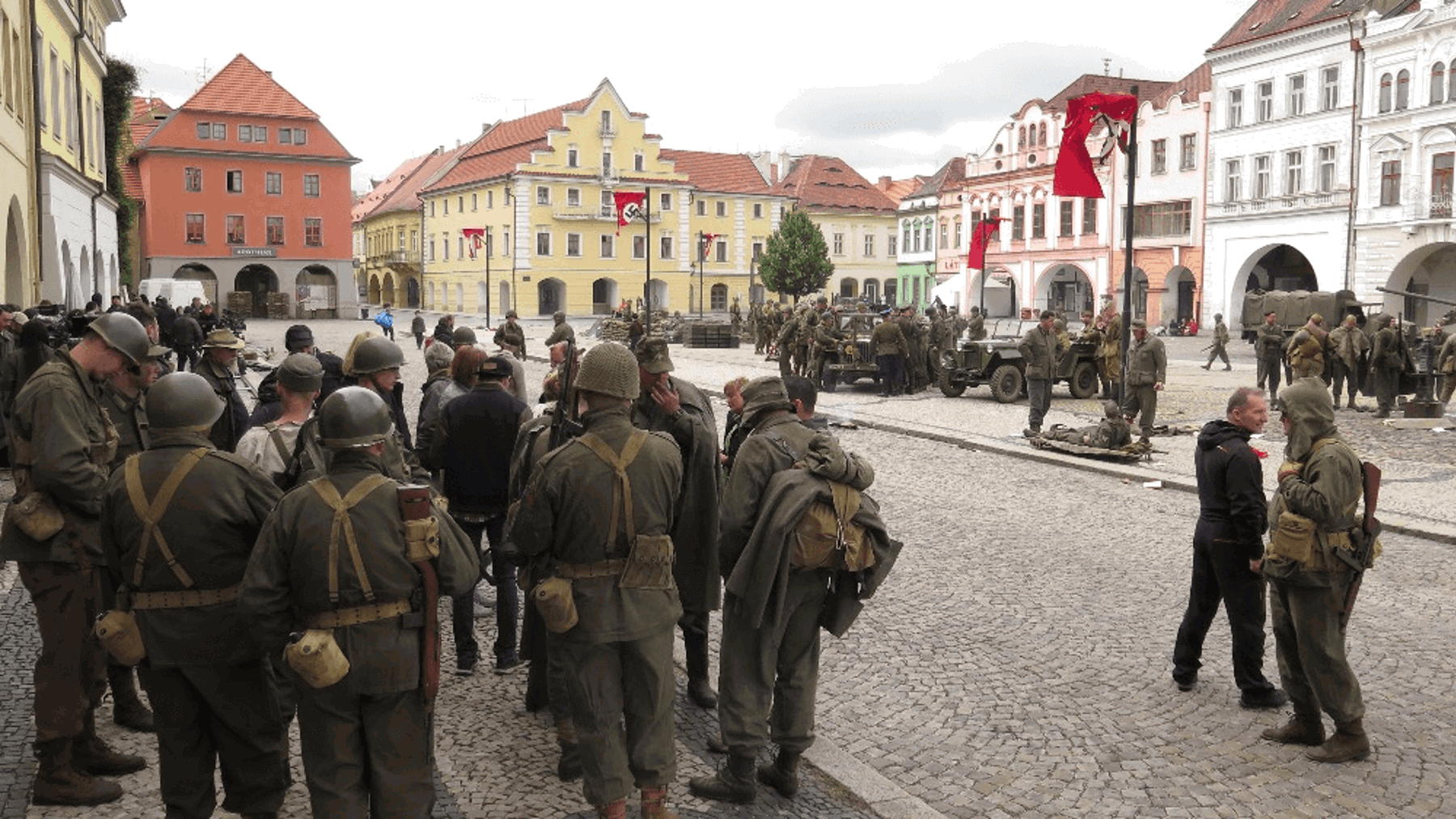 Obrázek /media/q4xjhsl2/jojo_rabbit_jan_adler_czech_anglo_production_9.png