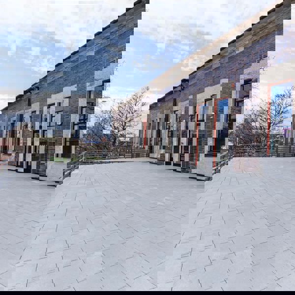 Obrázek /media/r4masvpj/08compress_hall_terasa_-_jiri_zerzon.jpg
