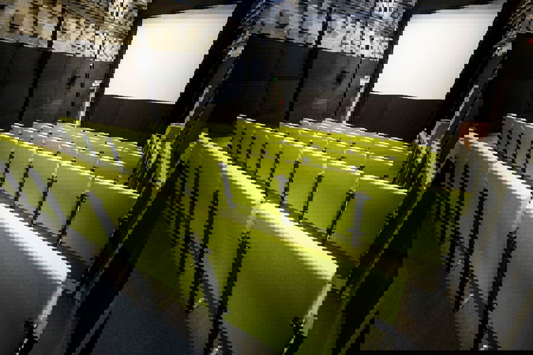 Obrázek /media/t10bk31c/cineport_-_promitaci_sal_-_jiri_zerzon_2.jpg