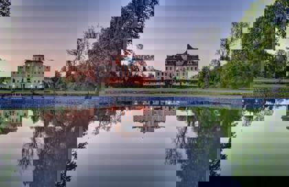 Obrázek /media/t2eexn34/zamek_v_podvecer_-_zrcadleni_v_jezirku.jpg