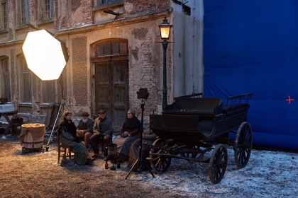 Image /media/wgbf5vim/small_ageofinnocence_pr_251114_cb_00001_chris-baker_netflix-2025.jpg