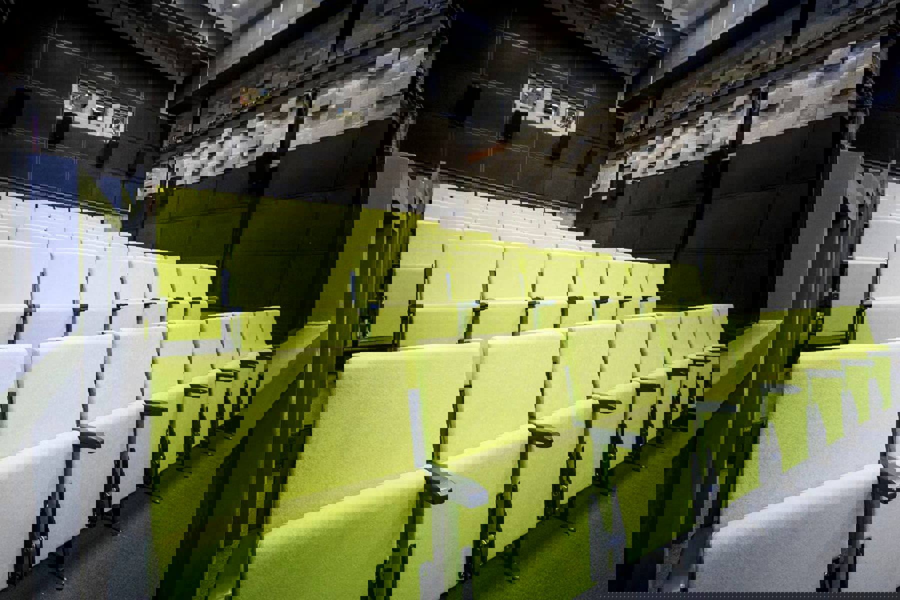 Obrázek /media/wkchmofl/cineport_-_promitaci_sal_-_jiri_zerzon.jpg