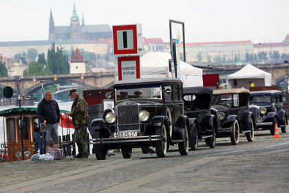 Image /media/xggc4zjl/historicke_vozy_pripravene_k_nataceni_na_prazske_naplavce.jpeg