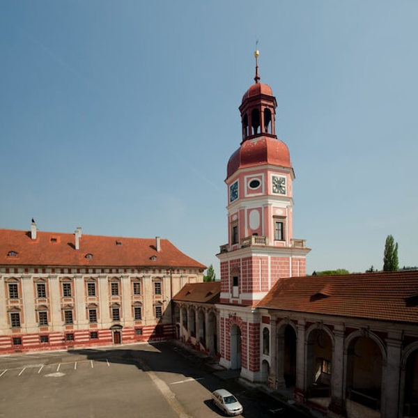 Obrázek /media/xy5pyp5g/roudnice_exterior_courtyard_and_bell_tower_802v0999_72dpi_640x640_low_res.jpg
