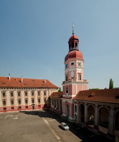 Obrázek /media/xy5pyp5g/roudnice_exterior_courtyard_and_bell_tower_802v0999_72dpi_640x640_low_res.jpg