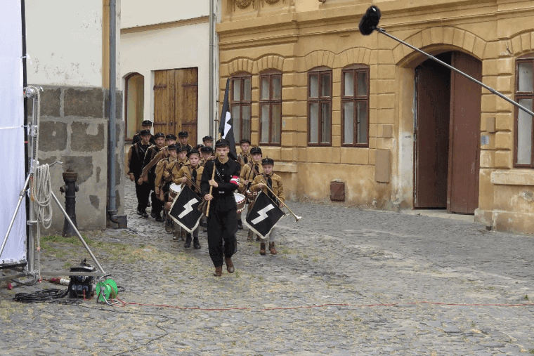 Image /media/y0phk3nr/jojo_rabbit_jan_adler_czech_anglo_production_7.png