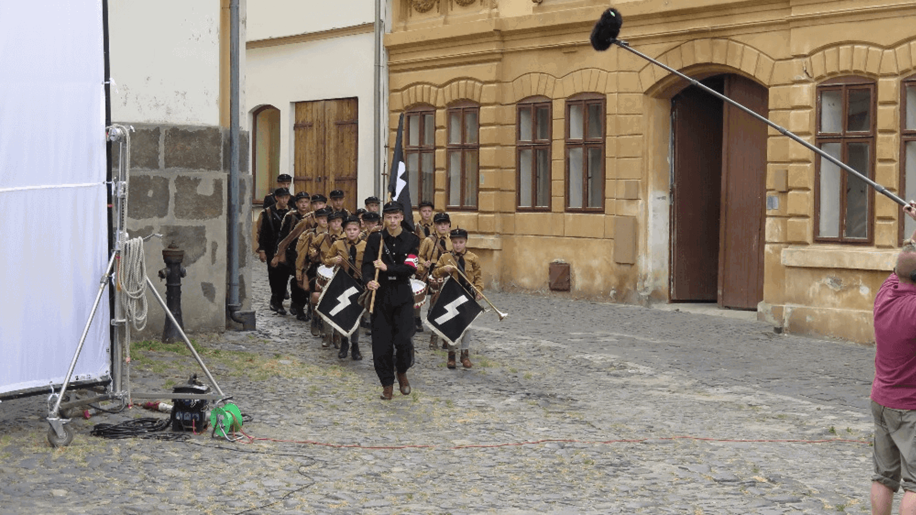 Obrázek /media/y0phk3nr/jojo_rabbit_jan_adler_czech_anglo_production_7.png