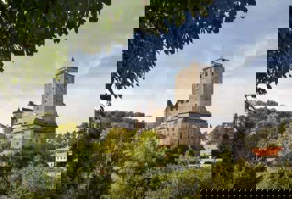 Image /media/z0inxejx/hrad-kost-pohled-zvenku-z-dalky.jpg