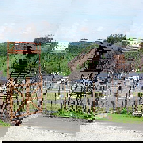 Obrázek /media/z11fs1cn/01_-_pamatnik_vojna_lesetice_-_vstupni_brana.jpg