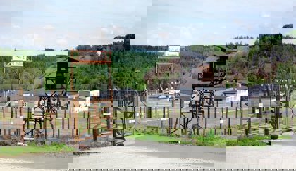 Obrázek /media/z11fs1cn/01_-_pamatnik_vojna_lesetice_-_vstupni_brana.jpg